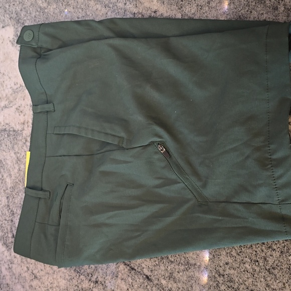 All in Motion Men's Cargo Golf Shorts in green - Picture 5 of 5